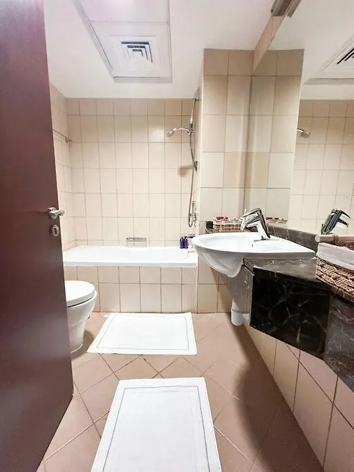 Cosy Modern Studio With Lake View And Rooftop Pool In Jlt Dubaj